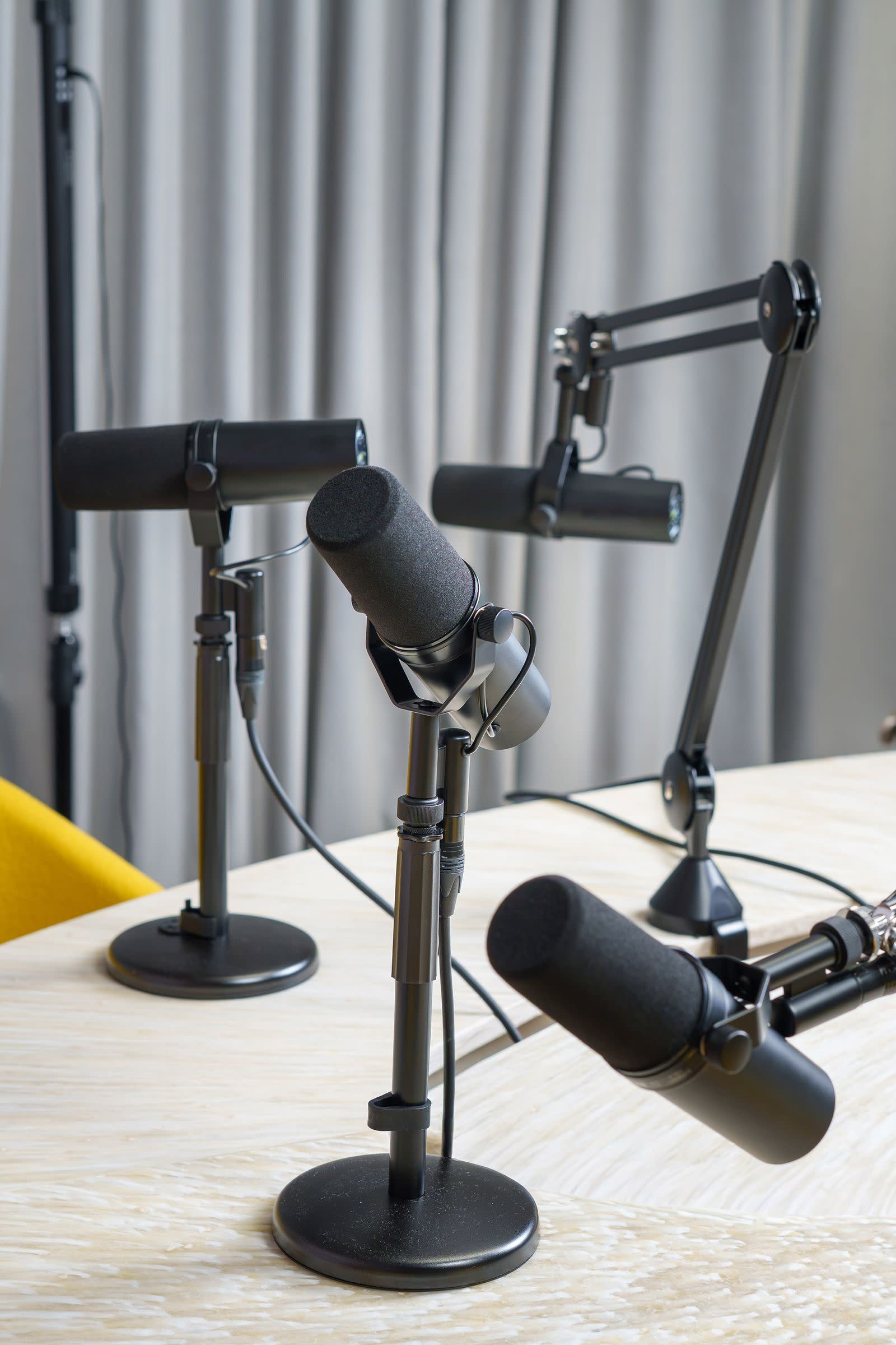Mikrofony v podcastovém studiu
