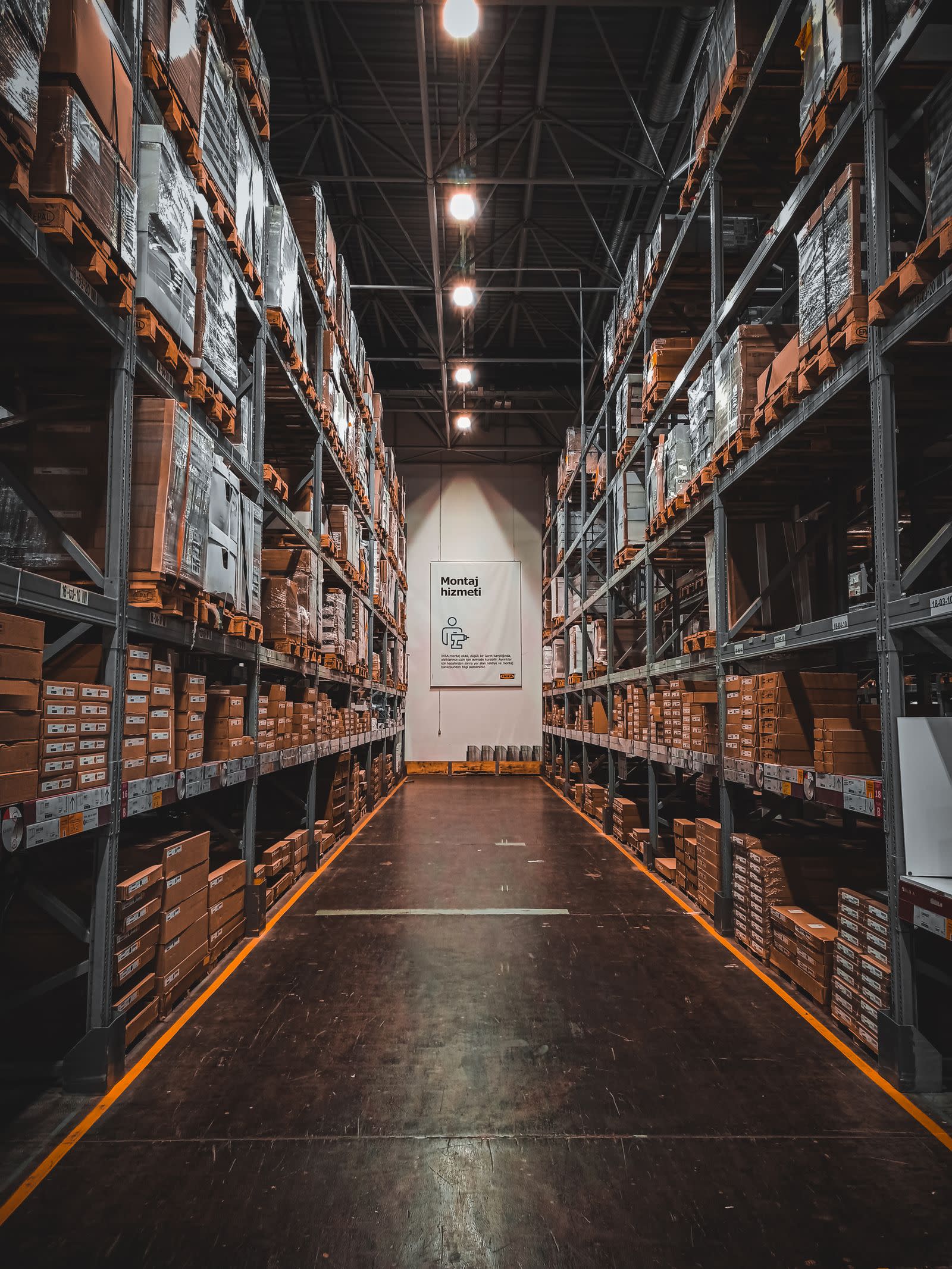 Ulička mezi skladovými regály s uloženým zbožím