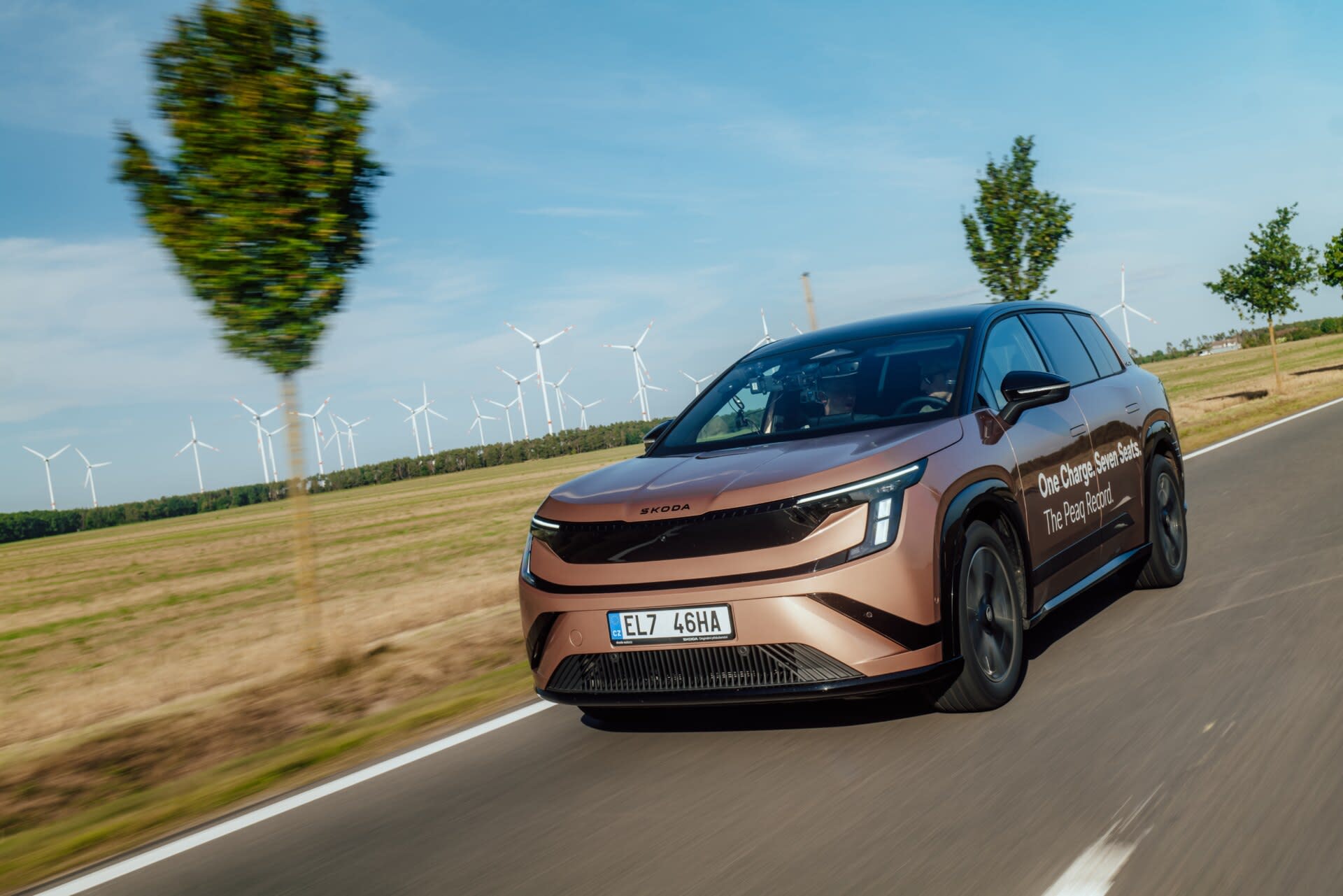 Černý osobní automobil Škoda